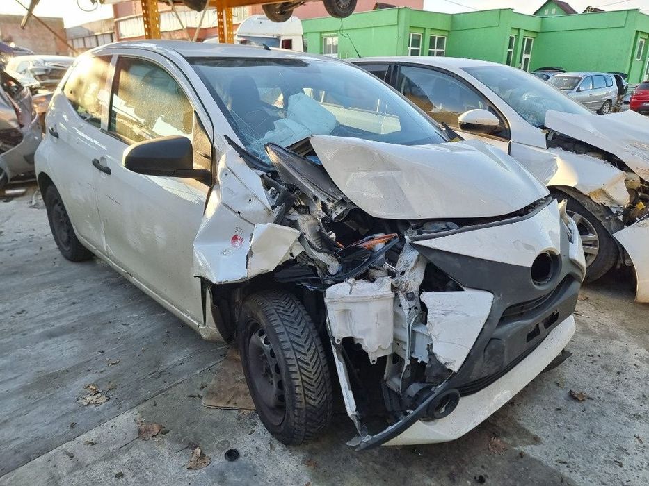 usa portiera stanga dreapta fata spate volan alternator electromotor haion compresor clima bara spate Toyota Aygo 2 motor 1.0 benzina  dezmembrez