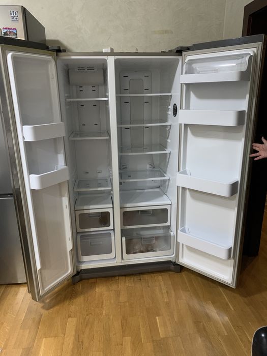 Продам холодильник Samsung RS21HNTRS