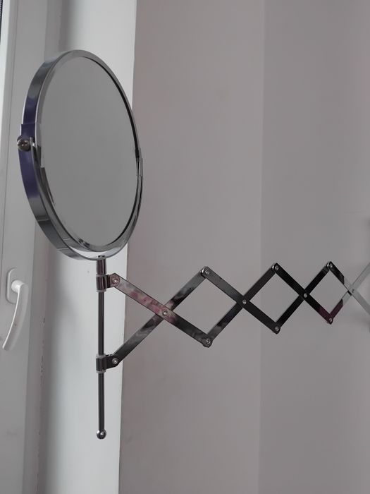 Oglinda cu doua fete