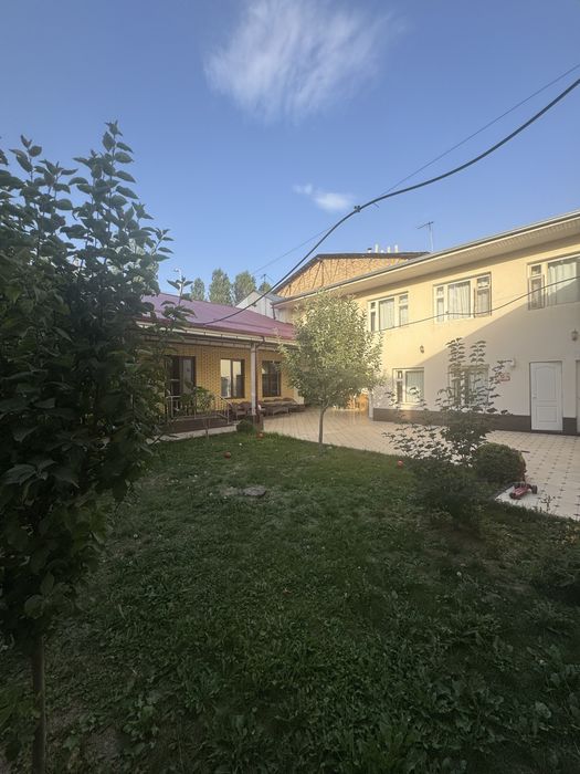 Uy sotiladi yolni yuzida 4,60 sotik 10 ta xona 3 ta sanuzel 1 ta kuxny