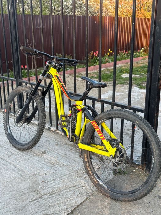 Bicicletă full suspension Giant