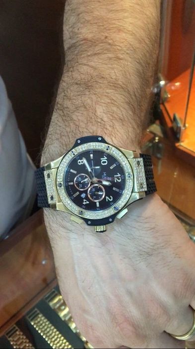 Золотые часы Хублот для спортивных и брутальных мужчин.
Диаметр 44мм.