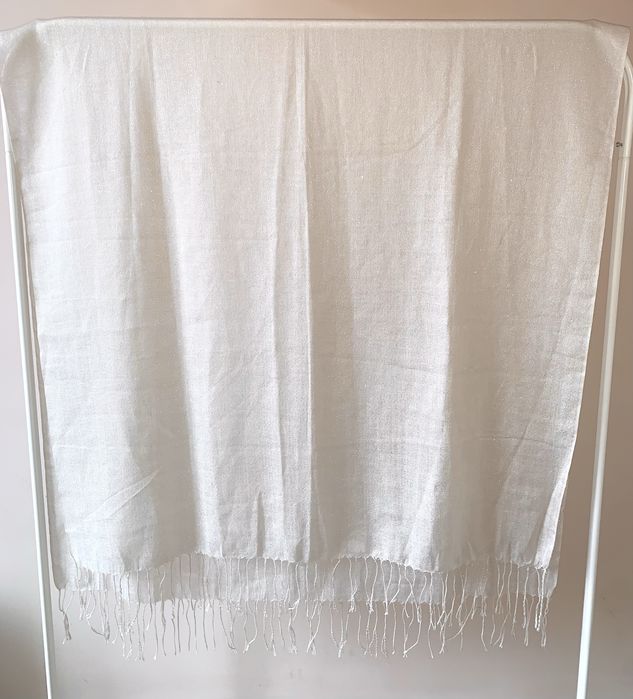 Бежов шал със сребърни нишки и бяла шапка п