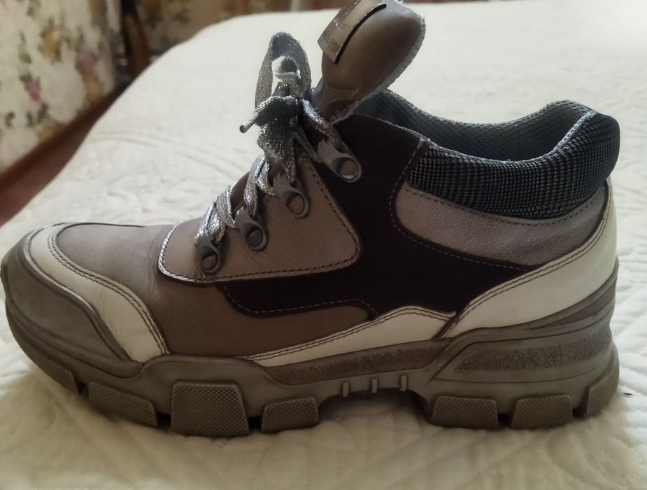 Продам подростковые кроссовки