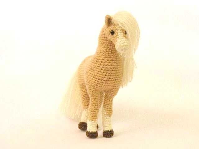 Красив кон - плюшена играчка плетена на една кука