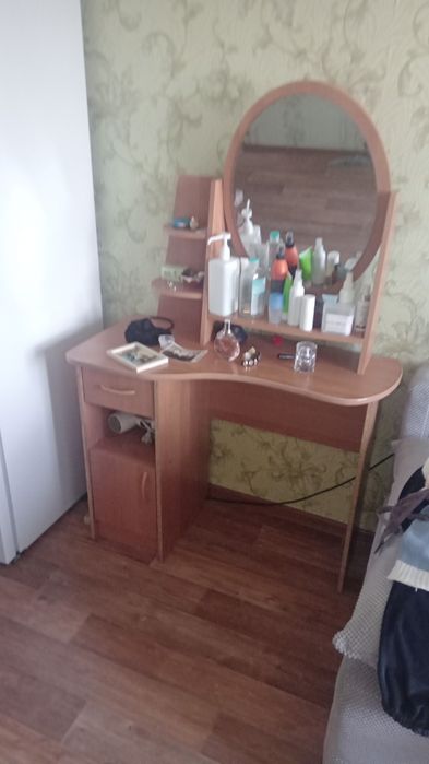 Продам косметический столик