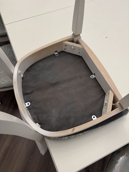 Раскладной стол с 8 стульями