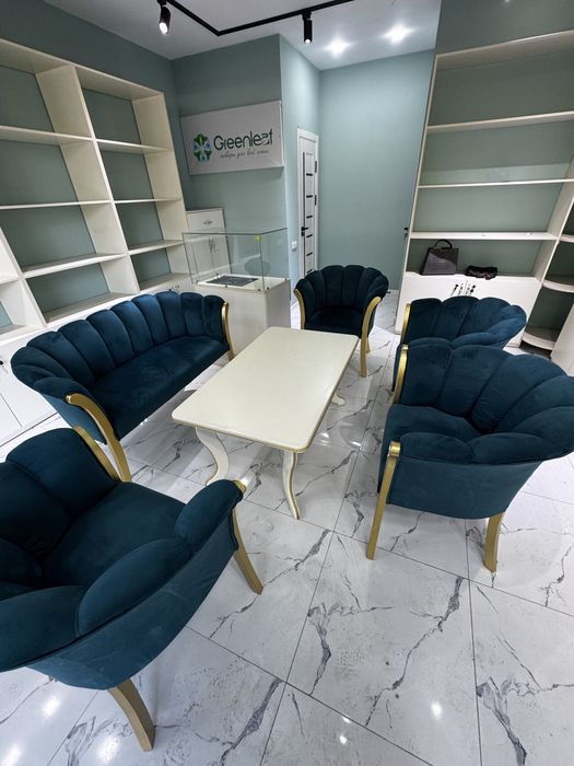 Диван новый. В гостиной есть 1 диван, 4 кресла и журнальный столик.