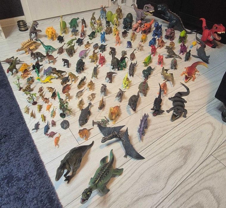 Dinozauri 100+ bucati. Cei mari functioneaza pe baterii