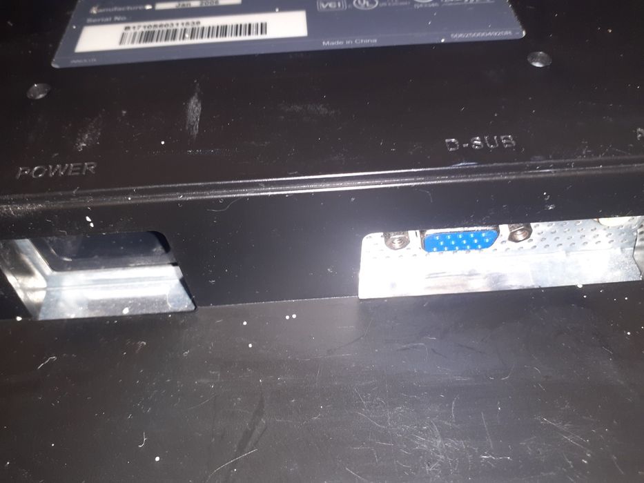 Monitor LCD,de de 14",în stare buna de funcționare.