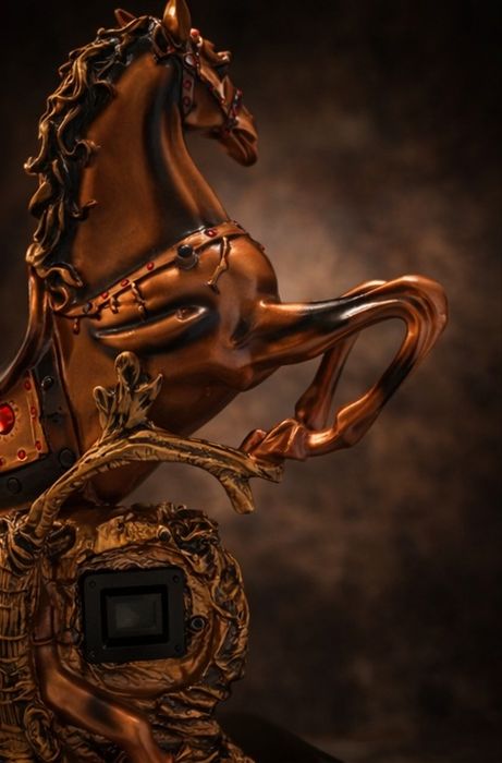 Eksklyuziv bronza rangli ot haykali soat bilan | Premium dekor