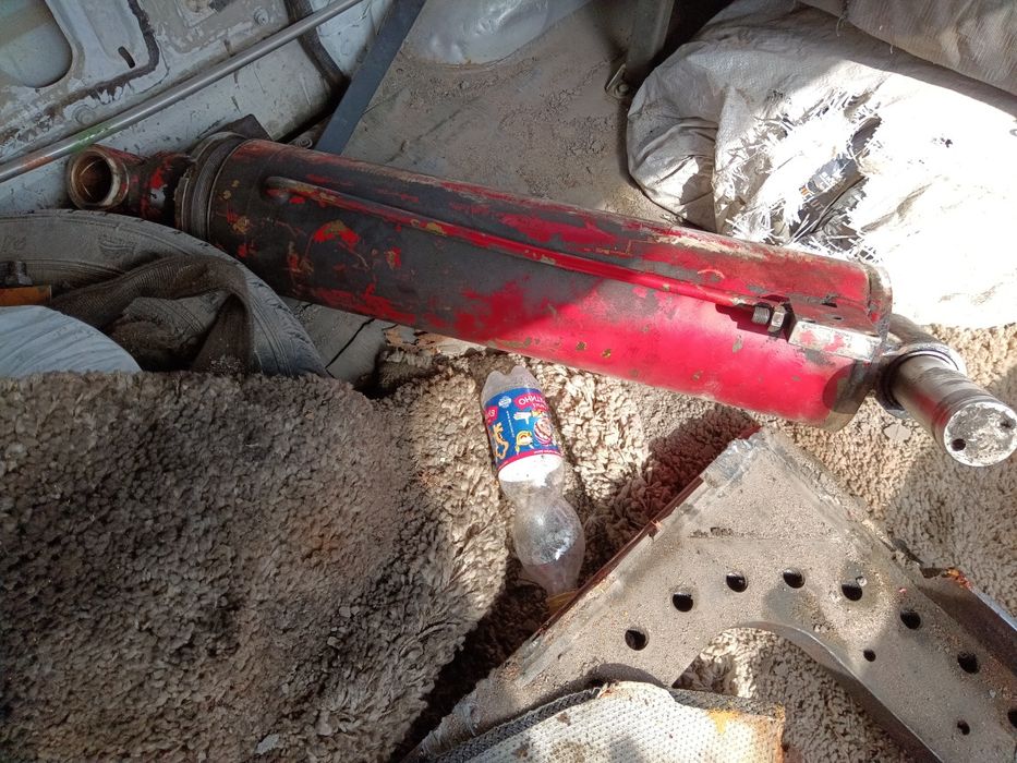 Цилиндр подъёма стрелы.