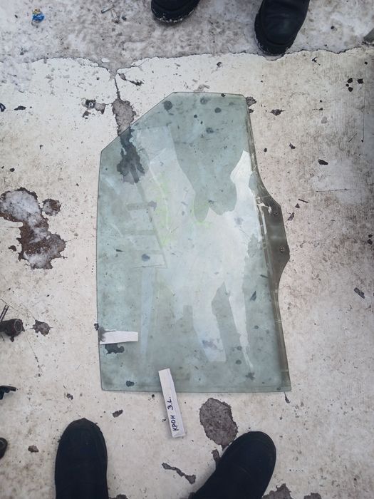 Стекло двери Мазда Кронос