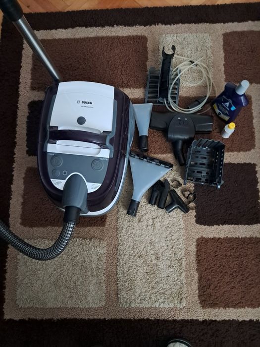 Vând aspirator Bosch AquaWash&Clean 1700W