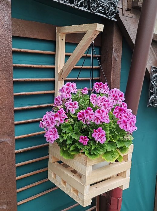 Suport din lemn pentru flori