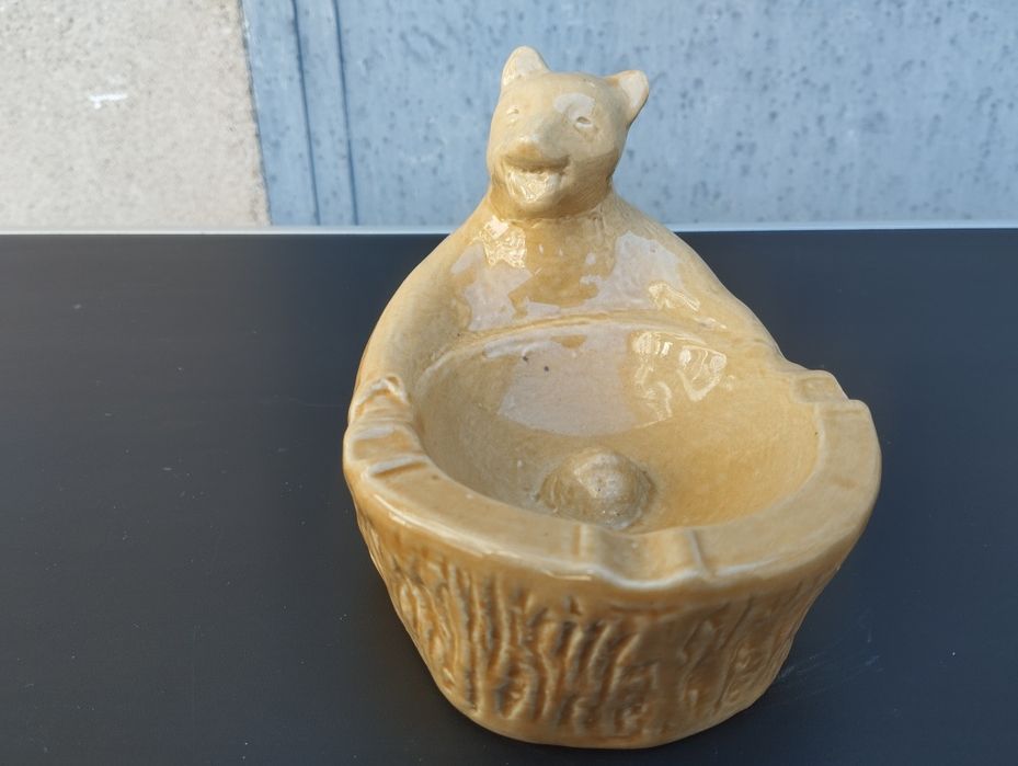 Винтидж порцеланова мечка пепелник