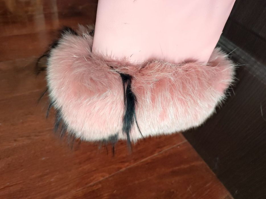 Кожаная куртка с меховым воротником