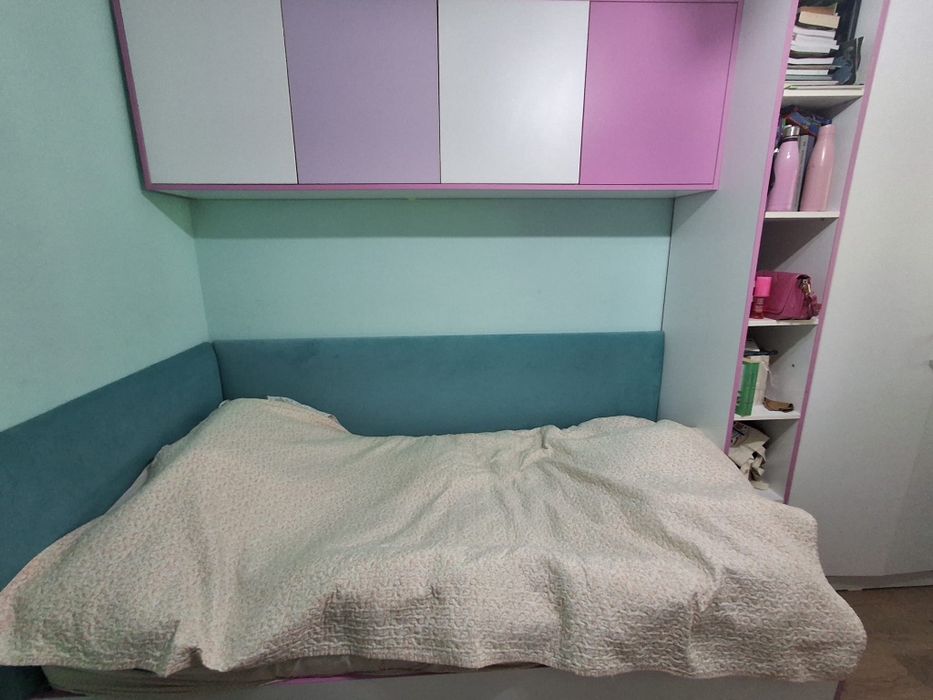 Mobilier dormitor 
Set mobila dormitor fete făcută la comandă în anul 2021, stare impecabilă, compus din corpuri  realizate din PAL melaminat de