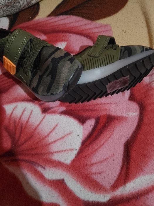 Vand adidasi PRIMARK cu leduri pentru copii