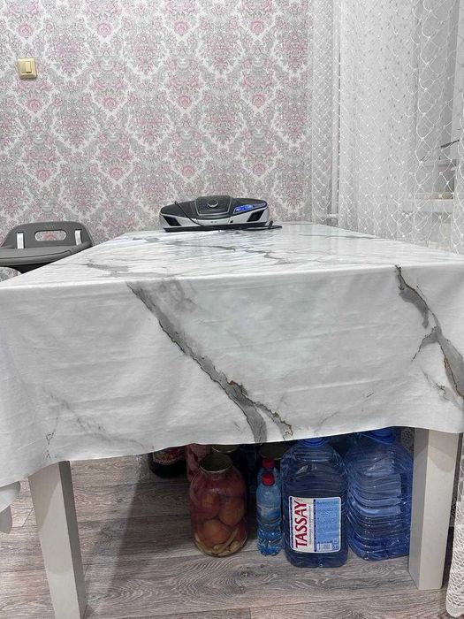Продам стол белый