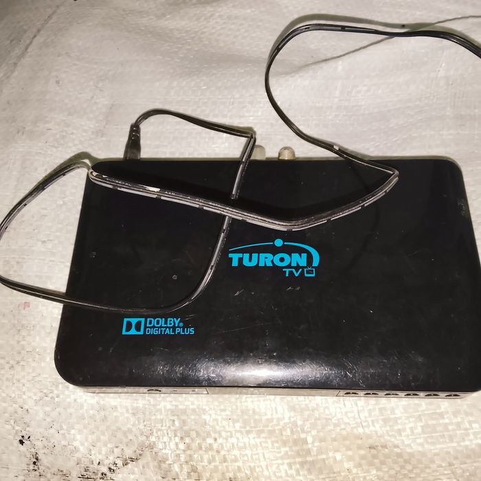 "Turon TV" deb yozilgan, raqamli televizor dekoderi