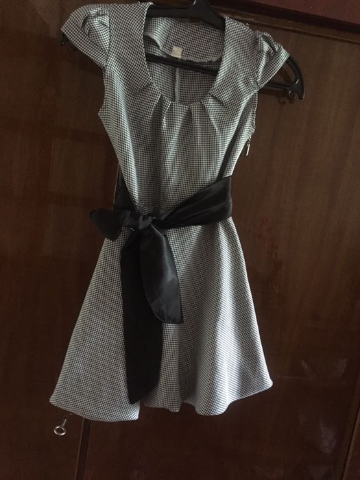 Продам платья на девочку 6-8лет