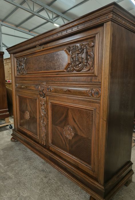 Елегантен дъбов шкаф с дърворезба