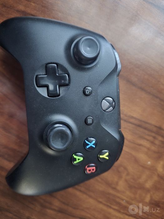 Xbox one s , 1 ta  joystick va 2 ta oyini bilan