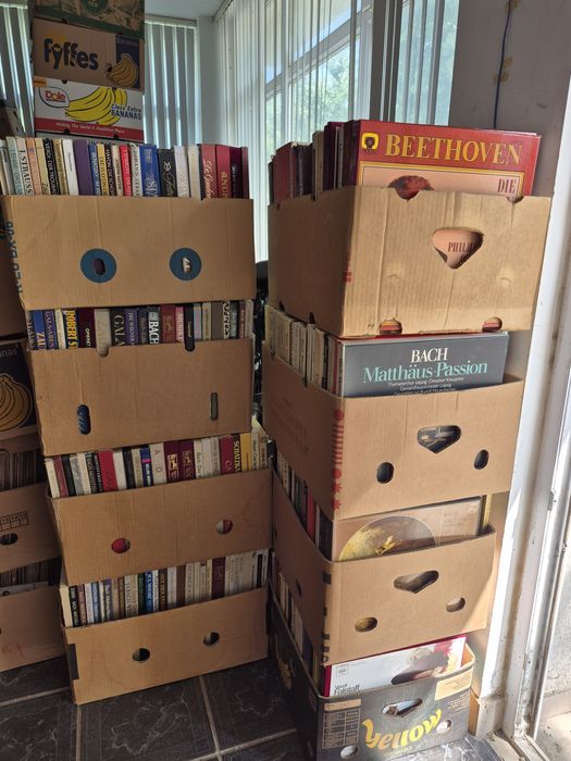 Vând un lot format din 150 de discuri de vinil cu muzică clasică mixtă