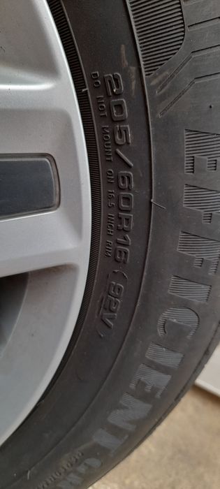 Vind 4 bucăți gume cu genti 205 /65/16 C.  Și un set de 4 bucăți de 205/60/R16