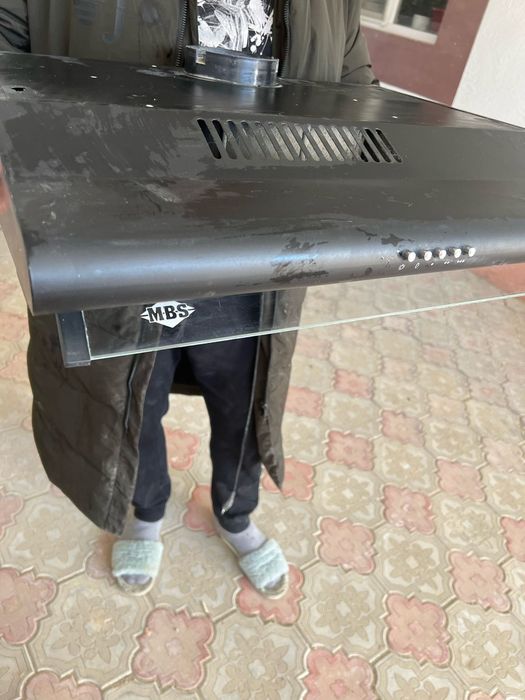 Вытяжка, кресло парикмахерское,, зеркало