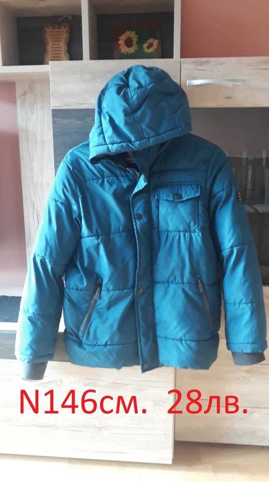 ! Продавам зимно юношеско яке с качулка , без забележки , цена 19лв.