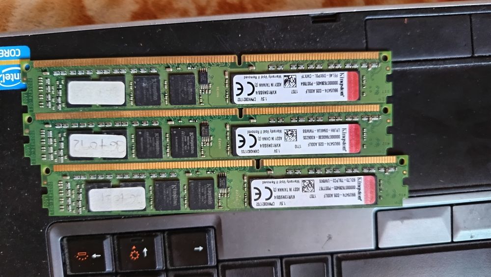 Vând plăcute ram ieftin de la Kingston 4GB/ plăcuța