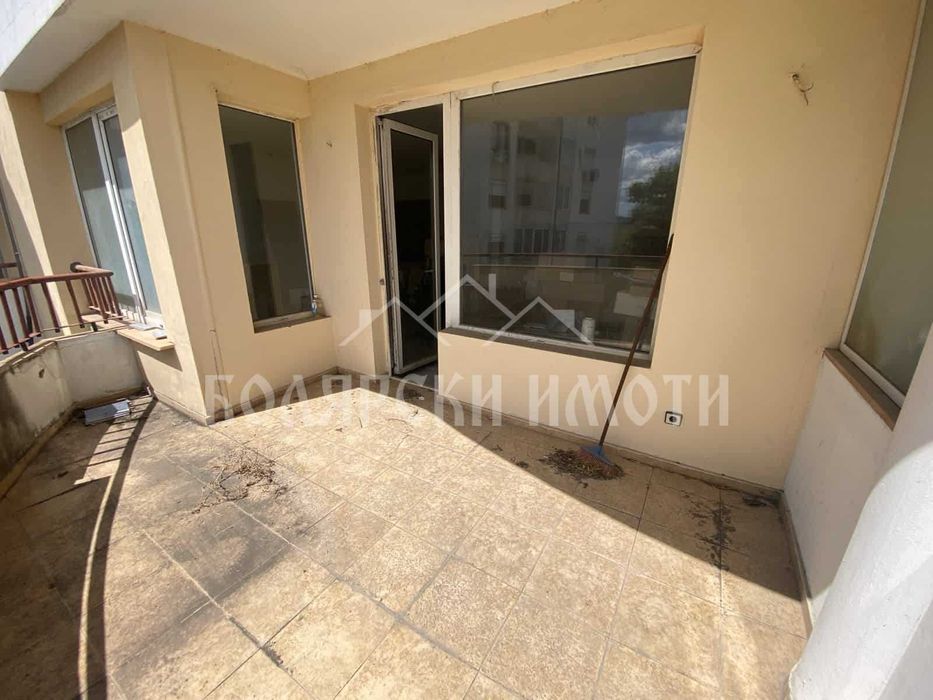 Тристаен апартамент в центъра с гараж