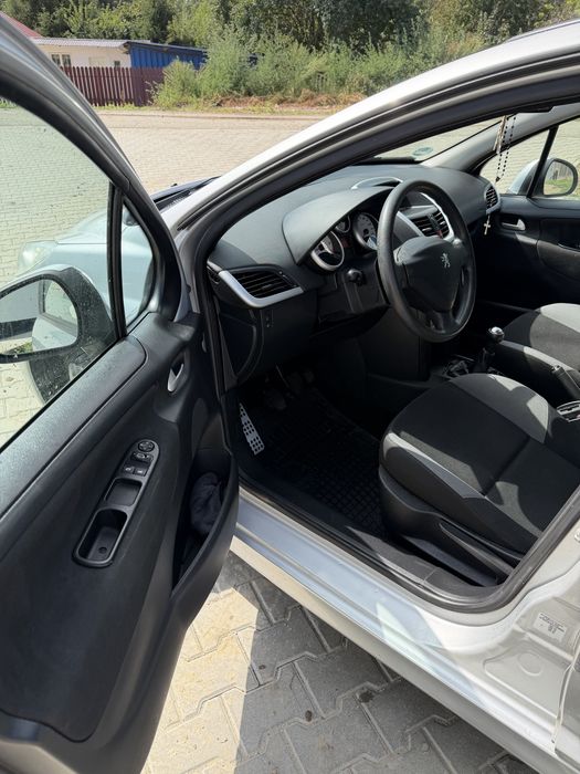 Peugeot 207 1.4/95cp benzina an 2009