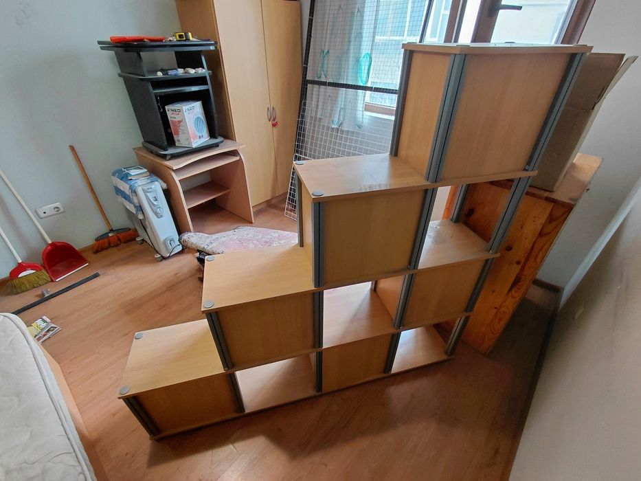 Етажерка с вратички