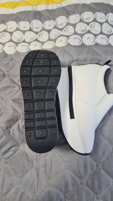 Леки пролетни бели маратонки на платформа