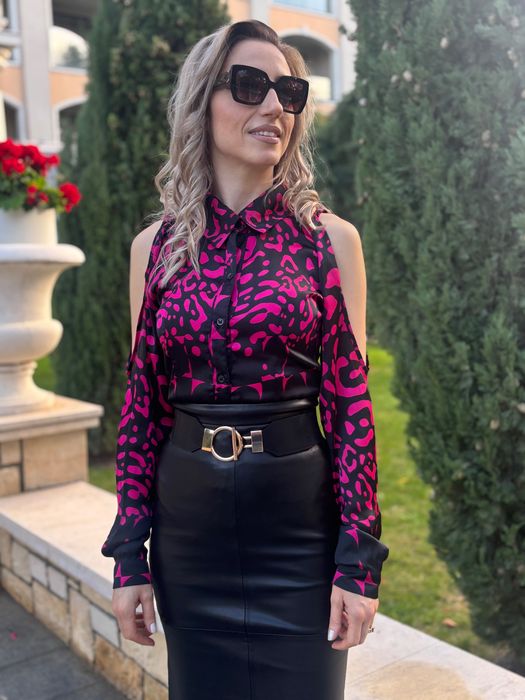 Дамска сатенена риза в черно-розов животисни принт с голи рамене