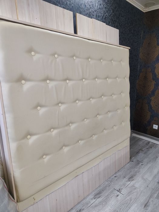 Кровать двуспальная кровать  в прекрасном состоянии.