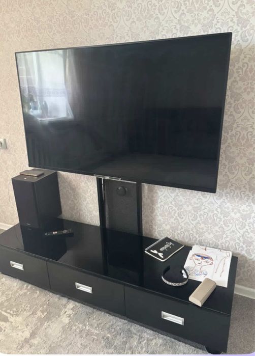 Телевизор с подставкой