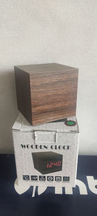 Часы электронные, будильник, дата, температура в помещении.