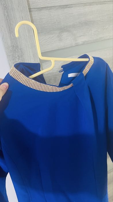 Vand rochie albastra cu pietricele