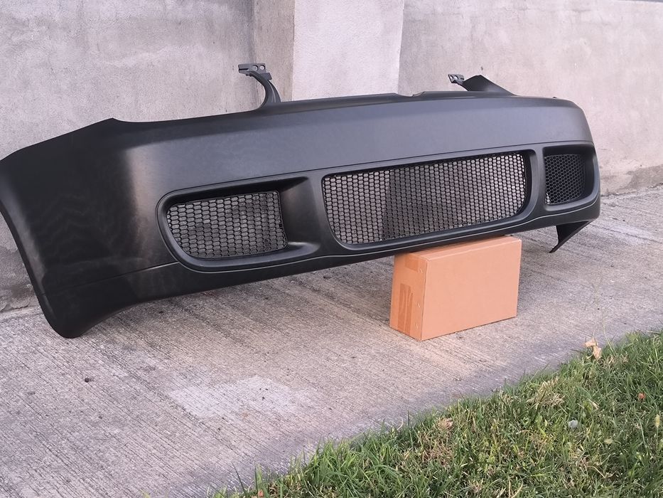 Bara fata golf 4 R32 look cu grile fagure plastic