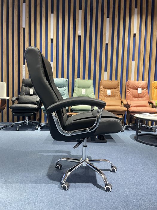 Офисное кресло для руководителя модель Born