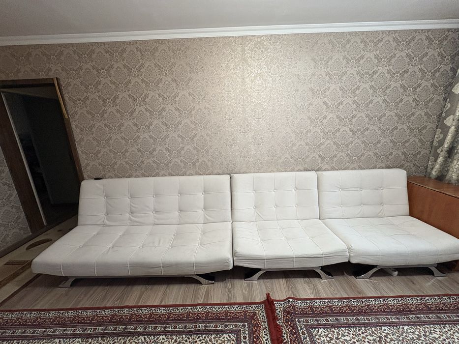 Диван с двумя креслами