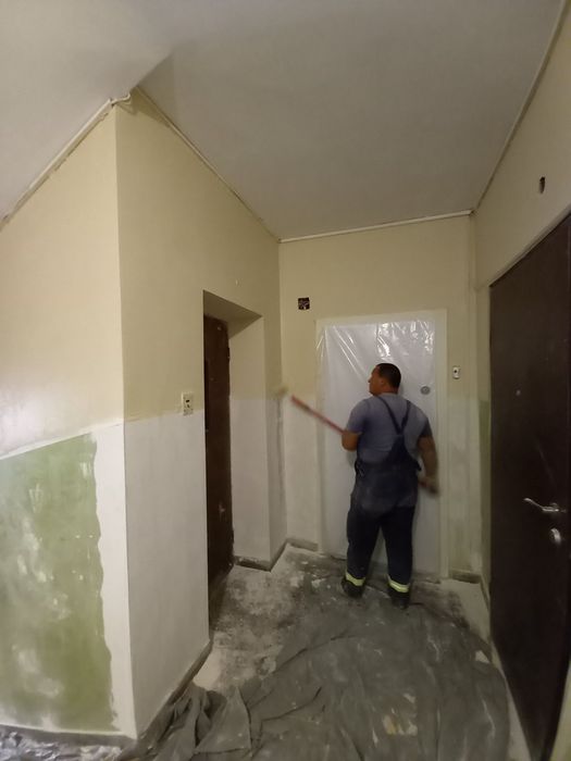 Боядисване на фоае и стълбище