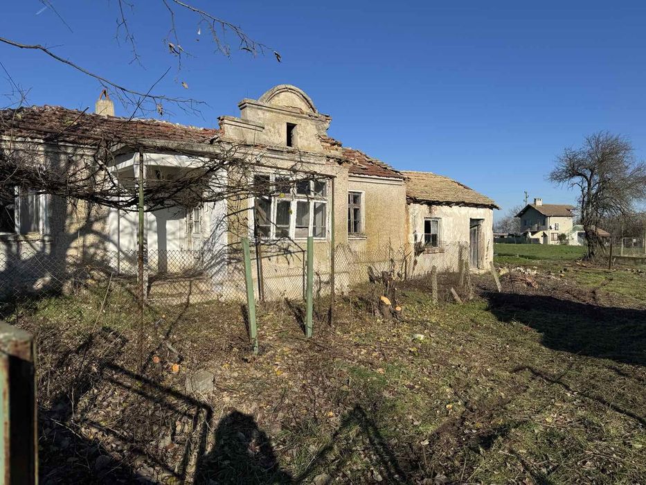 Поземлен имот в с. Новаково 707 м2 със законни постройки за събаряне.