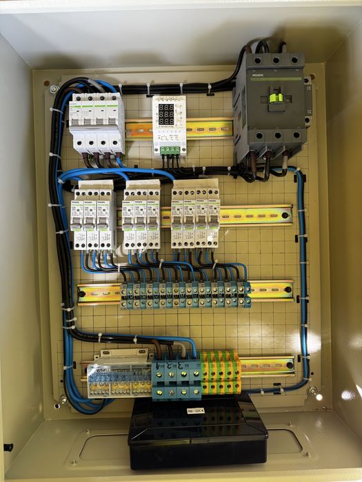 Electrician execut instalatii electrice