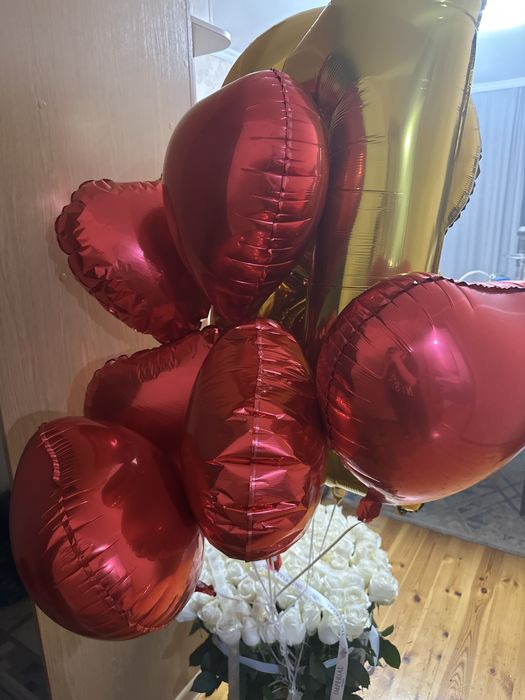 101 роза с шариками