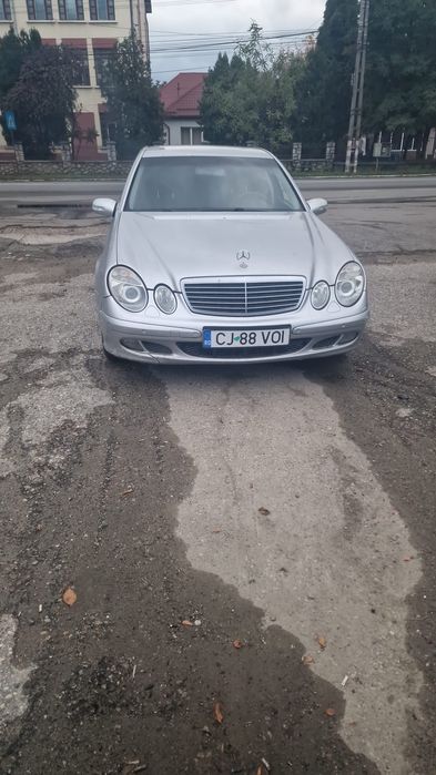Vând Mercedes E class